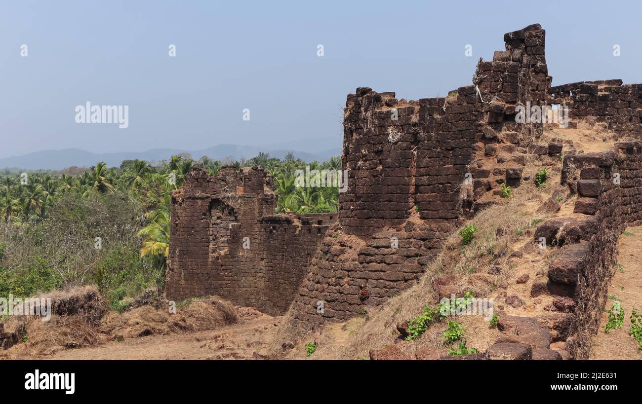 Gefallene Ruine Backside Protection Wall of Fort, Mirjan Fort, Uttara Kannada, Karnataka, Indien Stockfoto
