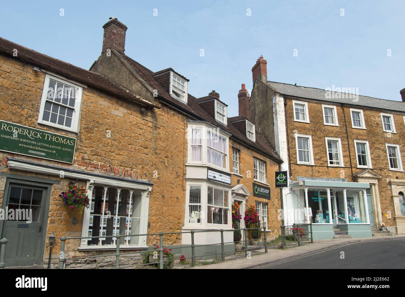Geschäfte und Gebäude auf der High Street, Castle Cary, Somerset, England, Großbritannien Stockfoto
