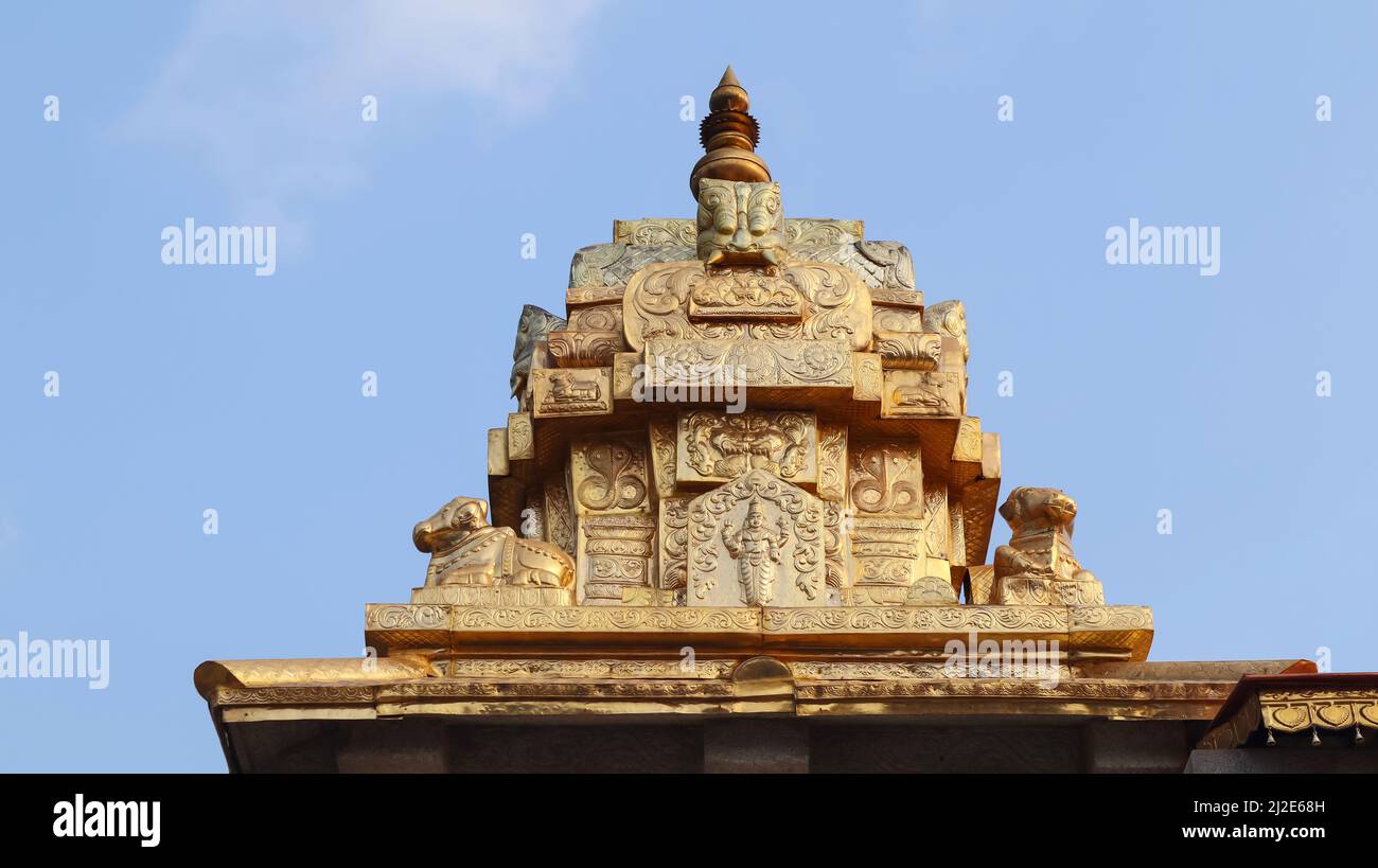 Golden Color Dome of Sri Rameshwara Temple, Tirthahalli, Shimanga, Karnataka, Indien Stockfoto