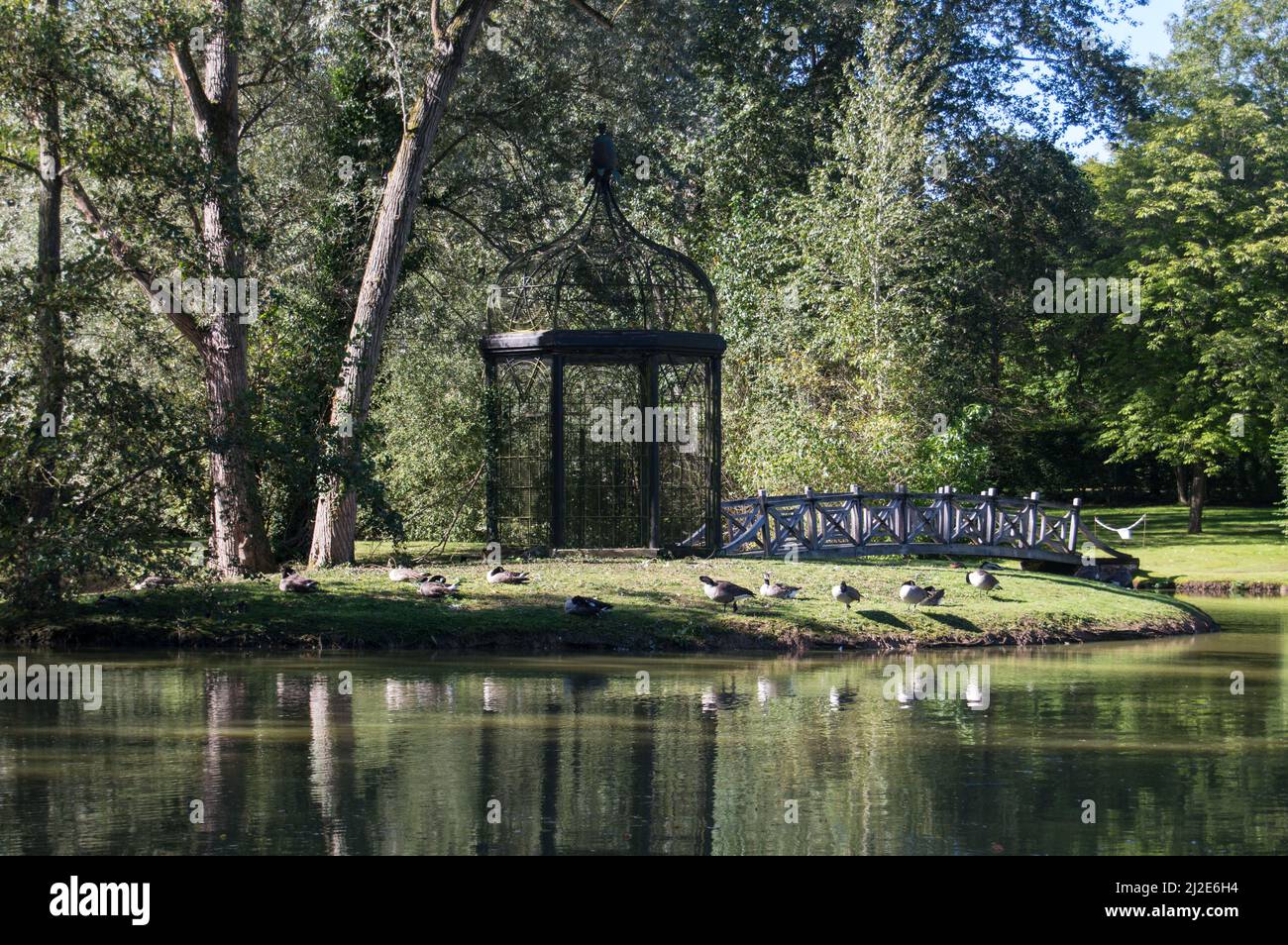 See und Insel in West Green House Gardens, Hampshire, England, Großbritannien Stockfoto
