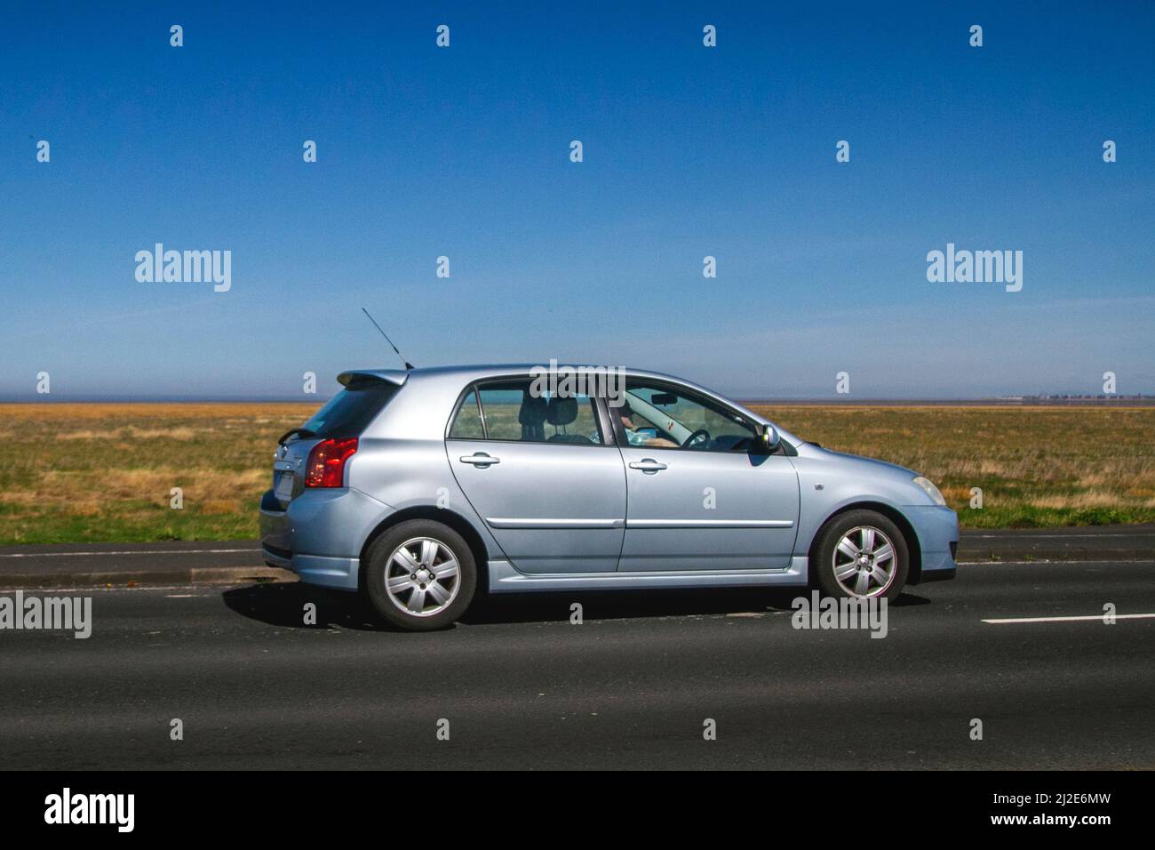 Toyota Corolla VVTi Color Collection 5-Gang-Handfahrt auf der Küstenstraße in Southport, Großbritannien Stockfoto