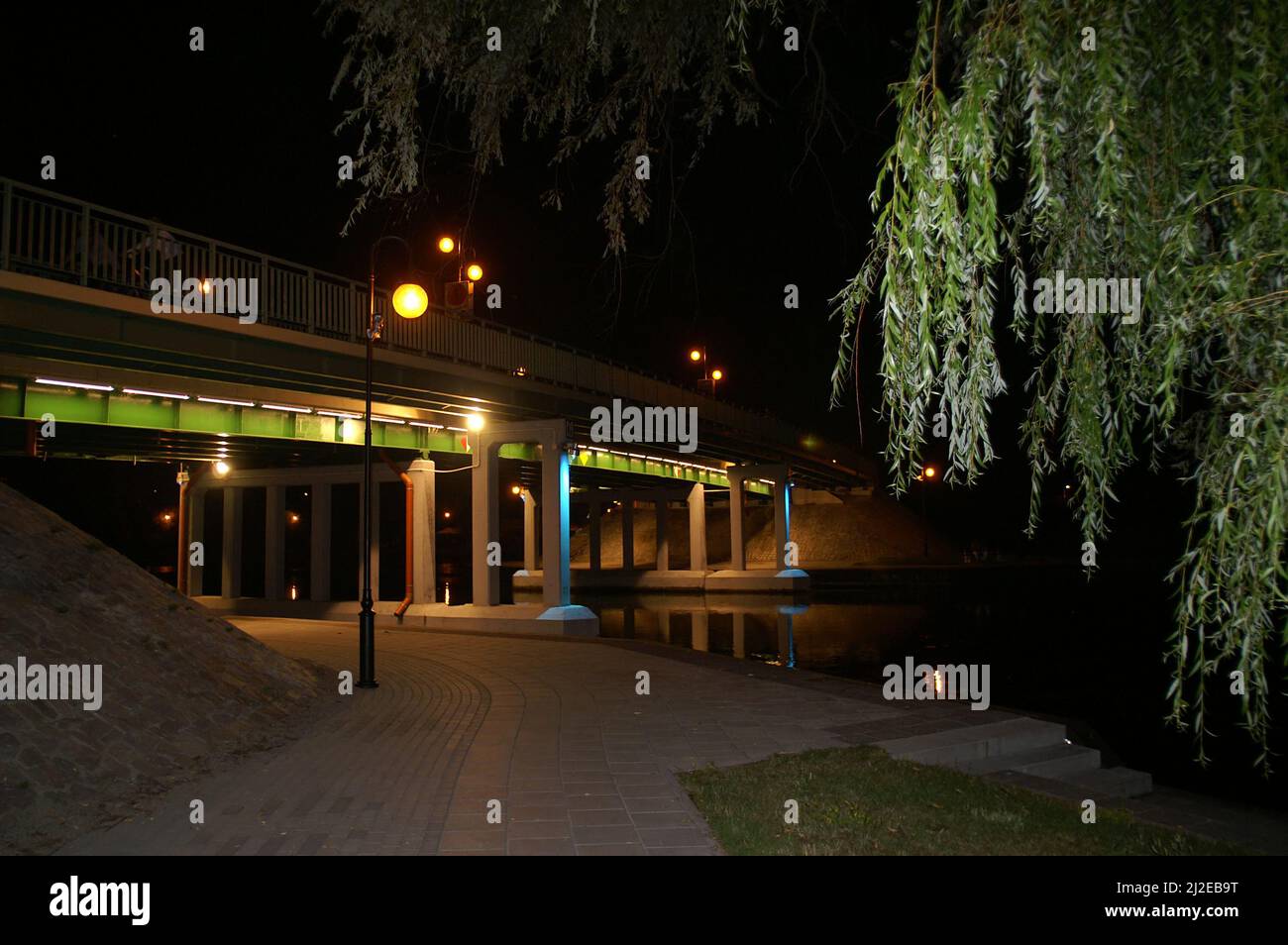 Augustów, Polen, Polen, Polen, Viadukt, Brücke über den Fluss bei Nacht. Viadukt, Brücke über den Fluss bei Nacht. Oświetlony most nad rzeką w nocy Stockfoto