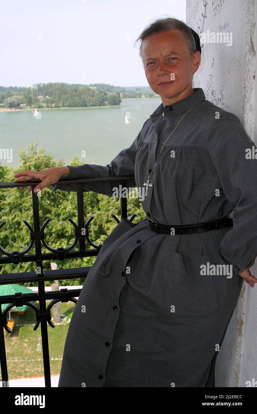 Wigry, Podlasie, Polen, Polen, Ein Porträt einer Nonne auf dem Hintergrund der Landschaft mit einem See. Schlanke zierliche Frau. Zakonnica i jezioro Stockfoto