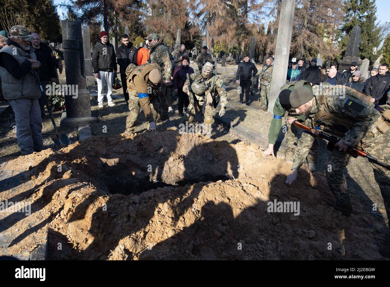 Soldaten des Asow-Bataillons begraben Serhiy Mashovec, den Asow-Soldaten, der mit den Fox News das Auto fuhr, und den ukrainischen Journalisten, der durch die Grad-Rakete in der Nähe von Gorenka getötet wurde. Während der Trauerfeier auf dem Militärfriedhof in Kiew (Kiew) am 19. März 2022, als russische Truppen versuchen, die ukrainische Hauptstadt im Rahmen ihrer langsamen Offensive einzukreisen. Foto von Raphael Lafargue/ABACAPRESS.COM Stockfoto