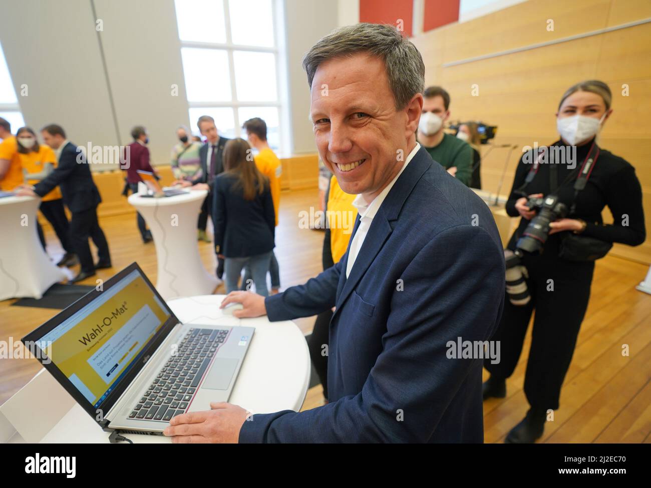 Kiel, Deutschland. 31. März 2022. Thomas Losse-Müller, Spitzenkandidat der SPD für die Landtagswahl, beantwortet die Fragen der Wahl-O-Mat zur Landtagswahl am Computer im Kieler Landtagshaus. Am 8. Mai 2022 wird in Schleswig-Holstein ein neues landtag gewählt. Kredit: Marcus Brandt/dpa/Alamy Live Nachrichten Stockfoto