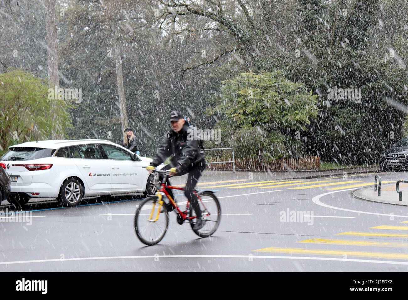 Genf, Schweiz, 2022-04-01 Fahrer auf der Straße durch den Schnee. Der erste Apriltag hat mit winterlichen Wetter begonnen. Kredit: marcio cimatti/Alamy Live Nachrichten Stockfoto