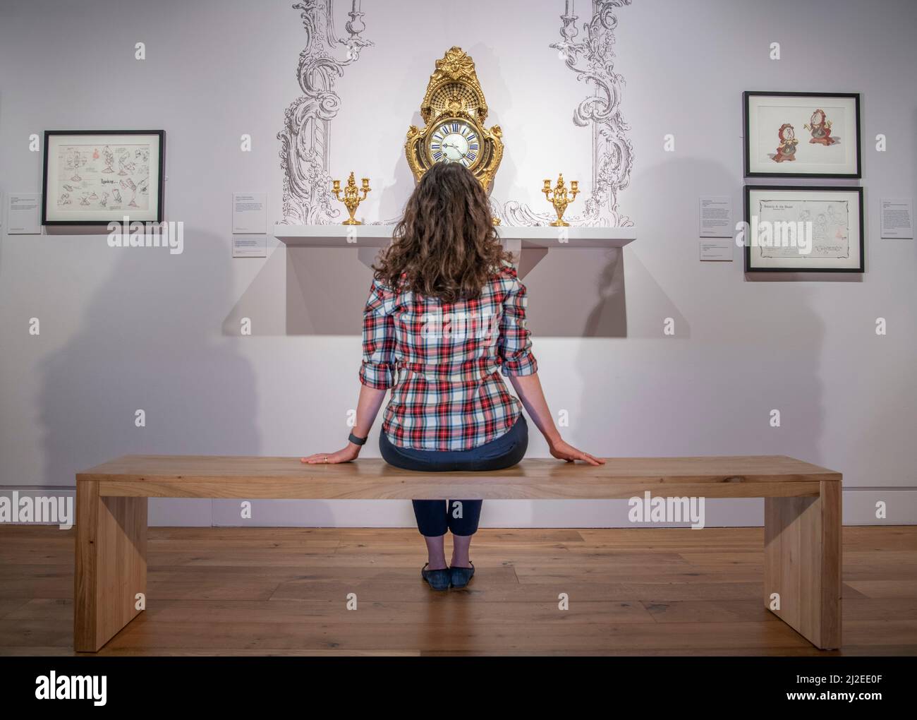The Wallace Collection, London, Großbritannien. 1. April 2022. Objekte aus der Sammlung Wallace werden im Film lebendig. Die Ausstellung ‘Inspiring Walt Disney’ vergleicht 20. c. Handgezeichnete Animationen aus Disney-Filmen mit 18. c. Französische Kunst, die Ähnlichkeiten zeigt. Aus ‘Schönheit und das Tier’ wird Cogsworth, Diener des Tieres, in die verzauberte Pendeluhr verwandelt und Lumière, der Butler, in einen Kerzenleuchter verwandelt. Die Wallace Collection hat mit dem New Yorker Museum of Metropolitan Art zusammengearbeitet, um die Ausstellung zu veranstalten, sie wurde bereits in den USA ausgestellt und wird vom 6. April bis 16. Oktober 2022 in London eröffnet. Kredit: Stockfoto