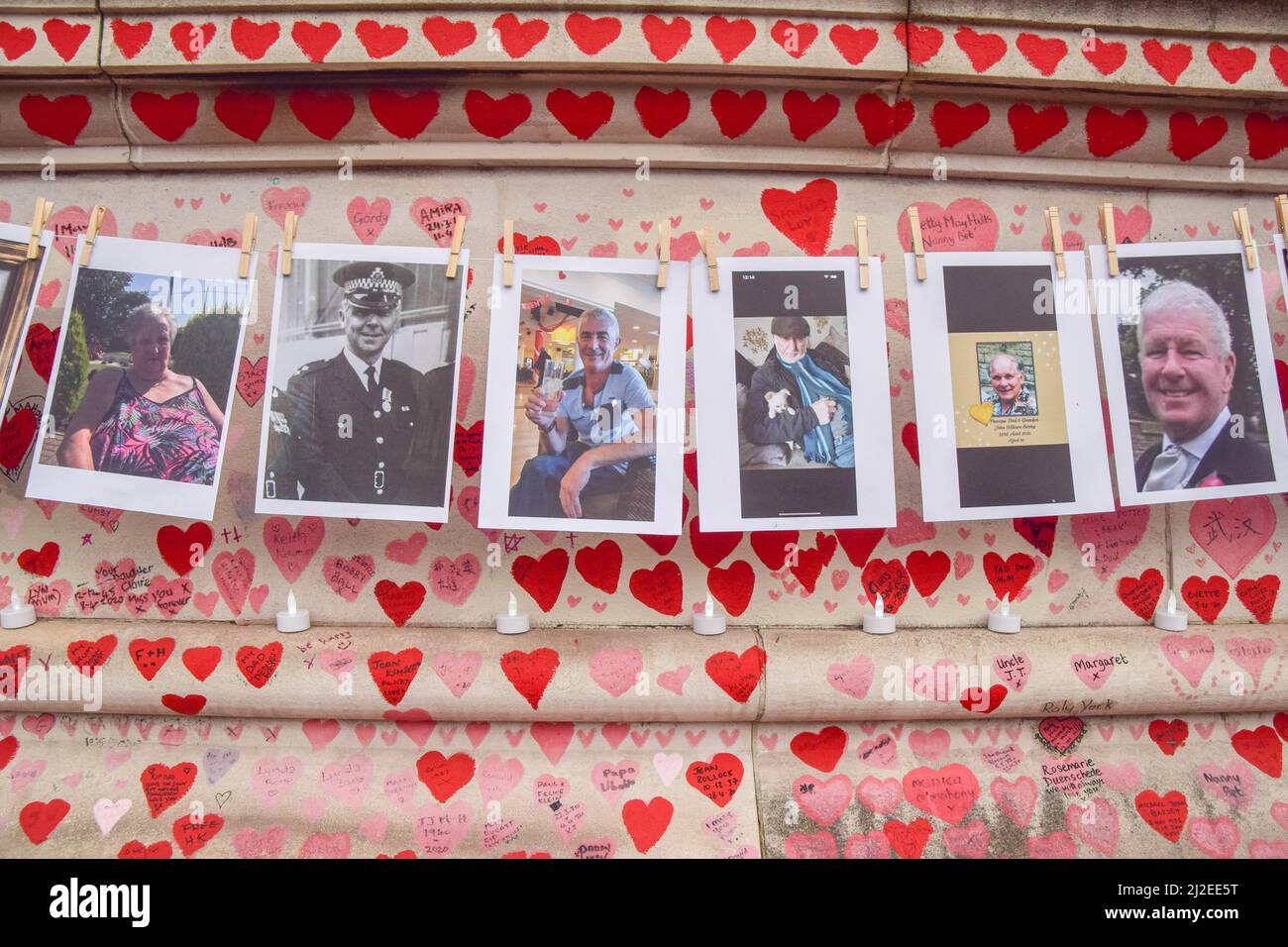 London, Großbritannien. 29.. März 2022. Ein Jahr seit der Entstehung des Denkmals wurden an der National Covid Memorial Wall Fotos von Menschen aufgehängt, die ihr Leben durch das Coronavirus verloren haben. Bis heute wurden über 150.000 rote Herzen an die Wand gemalt, eines für jedes Leben, das Covid-19 verloren hat. Stockfoto