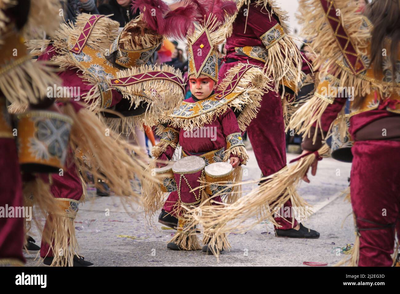 Portugal Karneval - Junge mit afrikanischen Trommeln - Bate no Tambor - Samba Pra Sauda Afrika - Samba Schule Batuca - Mealhada Carnaval Parade Stockfoto