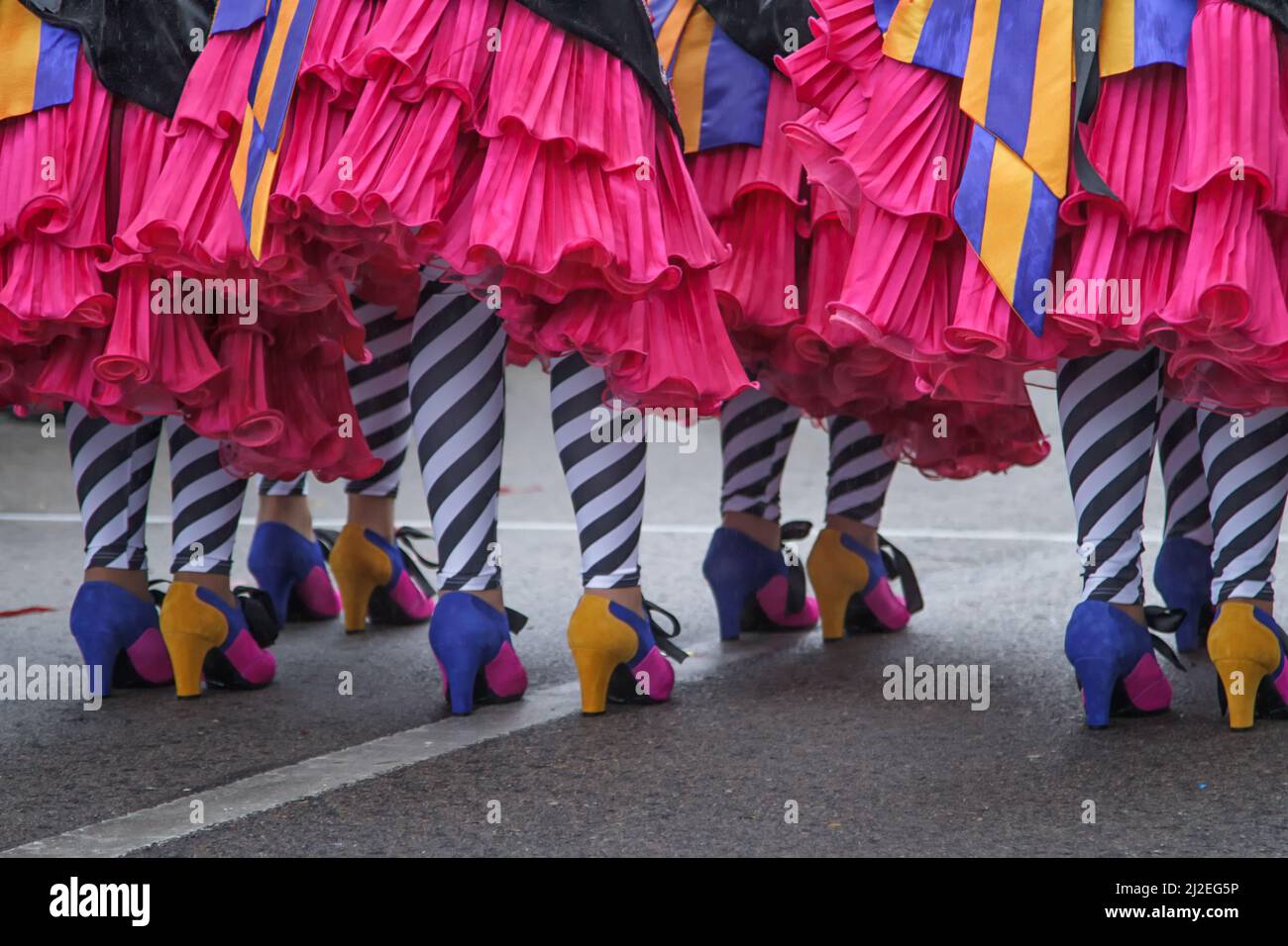 Portugal Carnaval Ovar - Rosa Rüschen, gestreippe Beine und bunte Schuhe - Amor AO Rubro - Love on Fire - Grupo Passerelle - Bailarinos de Válega Stockfoto