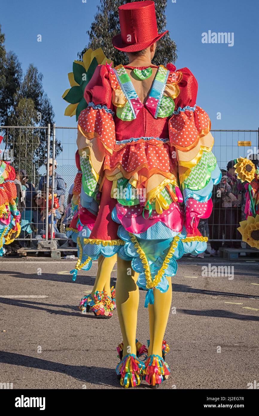 Portugal Karneval, Rückansicht von Kostümen mit Kopfbedeckungen und Rüschen von der Silberküste - 'eine Open-Air-Oper - Parintins Festival.Ovar, Grande Desfile. Stockfoto