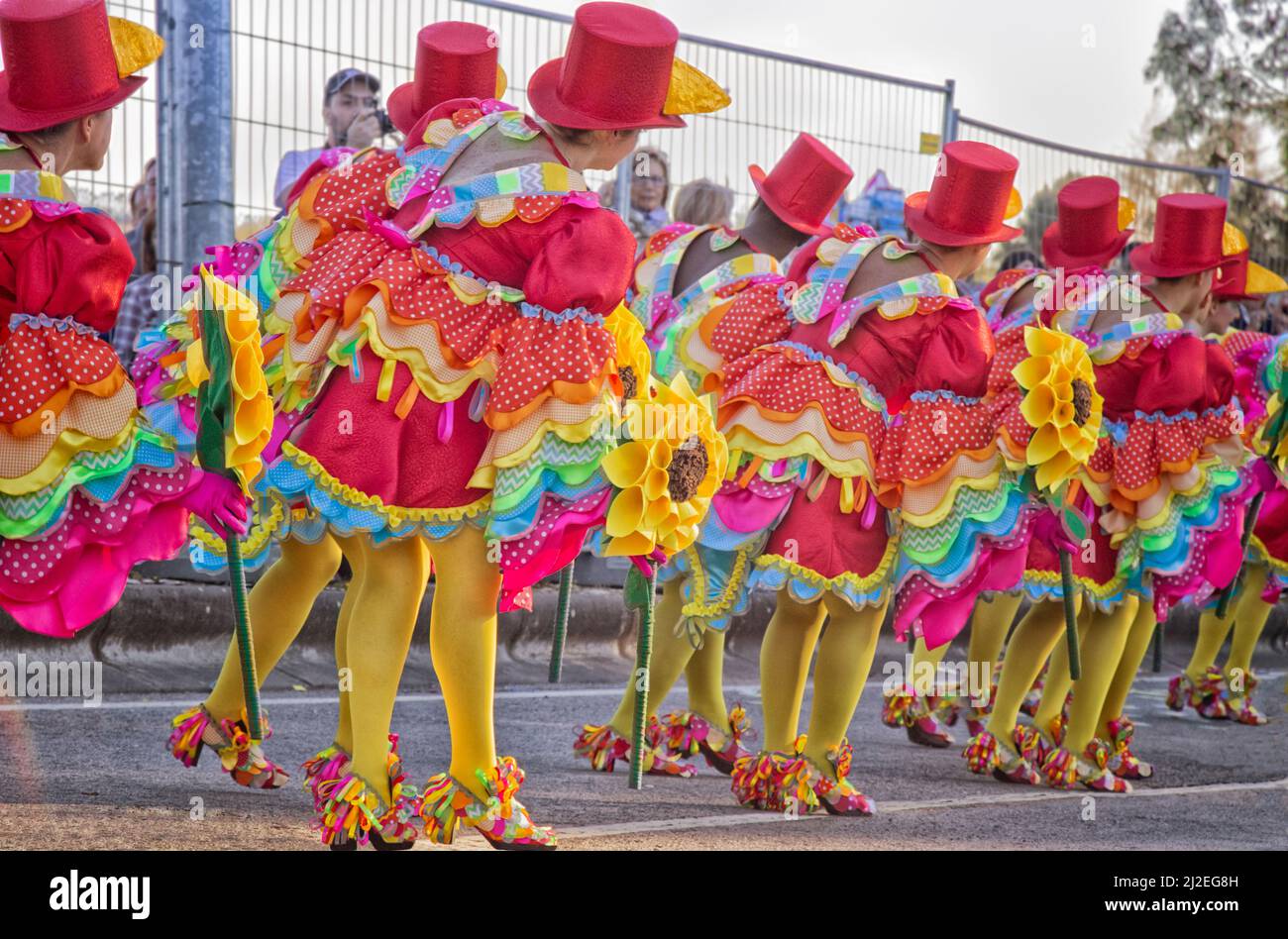 Portugal Carnaval - Frauen in roten Hüten und Rüschen Kleider tanzen - "eine Open-Air-Oper - Parintins Festival. Ovar, Grande Desfile oder Big Parade Stockfoto