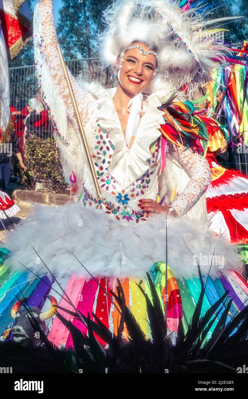 Portugal Karneval - bunte, lächelnde Frau im Kostüm Ovar, Grande Desfile oder. Große Parade, „eine Open-Air-Oper“ - Parintins Festival. Stockfoto