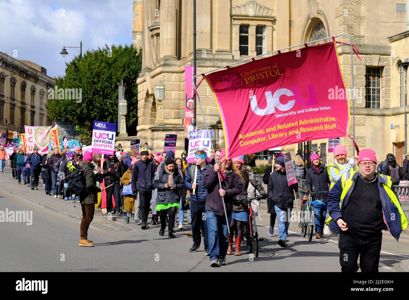 Bristol, Großbritannien. 1. April 2022. Dozenten der Universität Bristol setzen ihren Kampf für Renten, faire und gleiche Löhne, angemessene Arbeitslasten und ein Ende prekärer Verträge fort. Trotz dieser Tatsache ist es eine ernste Angelegenheit, dass einige Mitglieder den All Fools Day begehen, um ihren Protest wieder anzuregen. Gewerkschaftsmitglieder veranstalten eine Kundgebung vor den Victoria Rooms und marschierten dann die Park St. hinunter. Quelle: JMF News/Alamy Live News Stockfoto