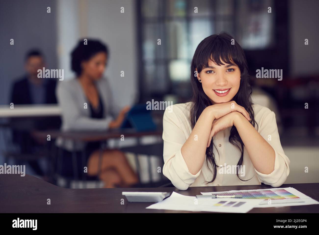 Motivieren Sie sich selbst, härter zu arbeiten. Eine kurze Aufnahme von Geschäftsleuten in einem Büro. Stockfoto