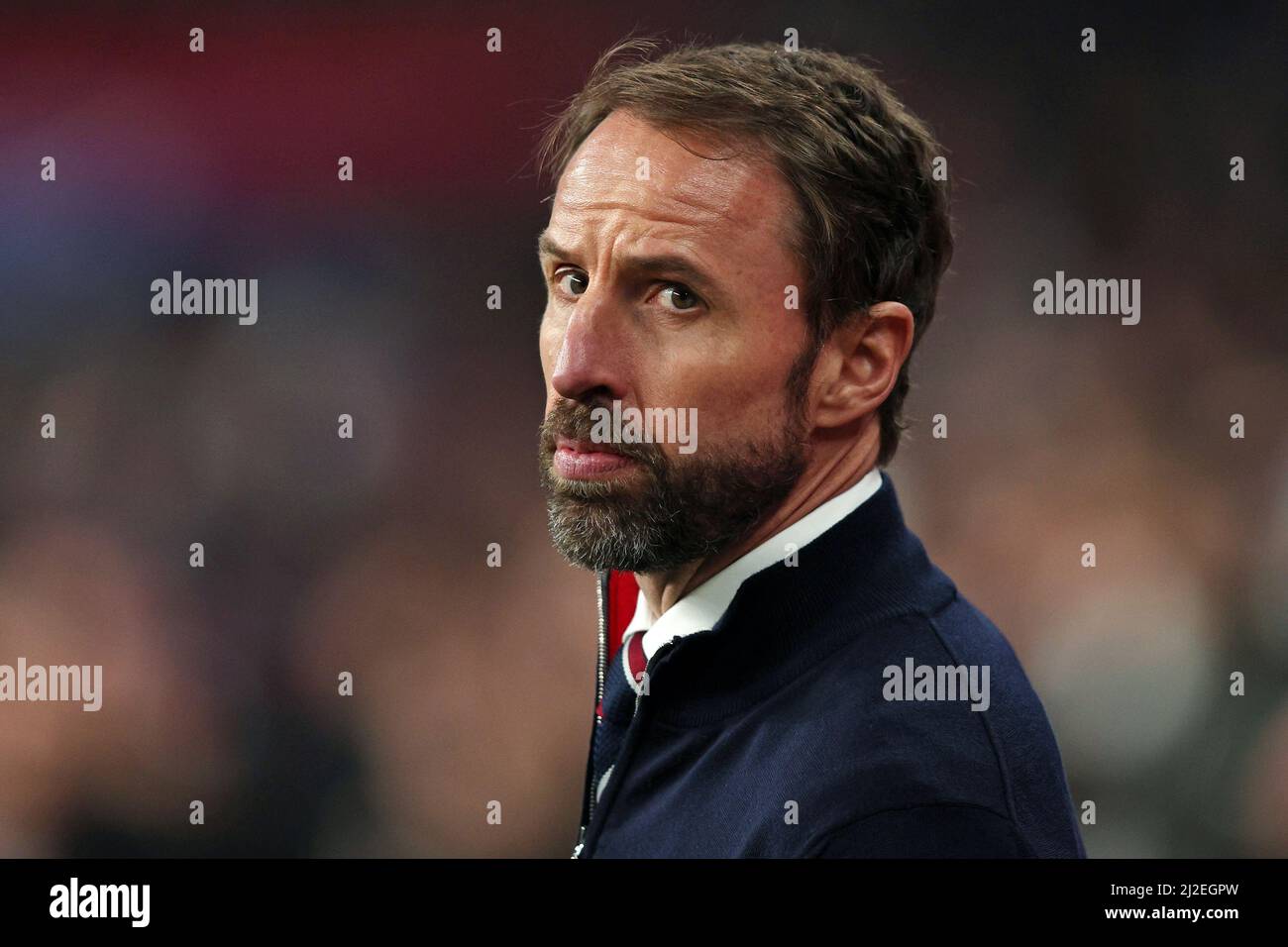 Der Manager des englischen Fußballteams Gareth Southgate blickt vom Rand aus auf ein England-Freundschaftsspiel im Wembley Stadium Stockfoto