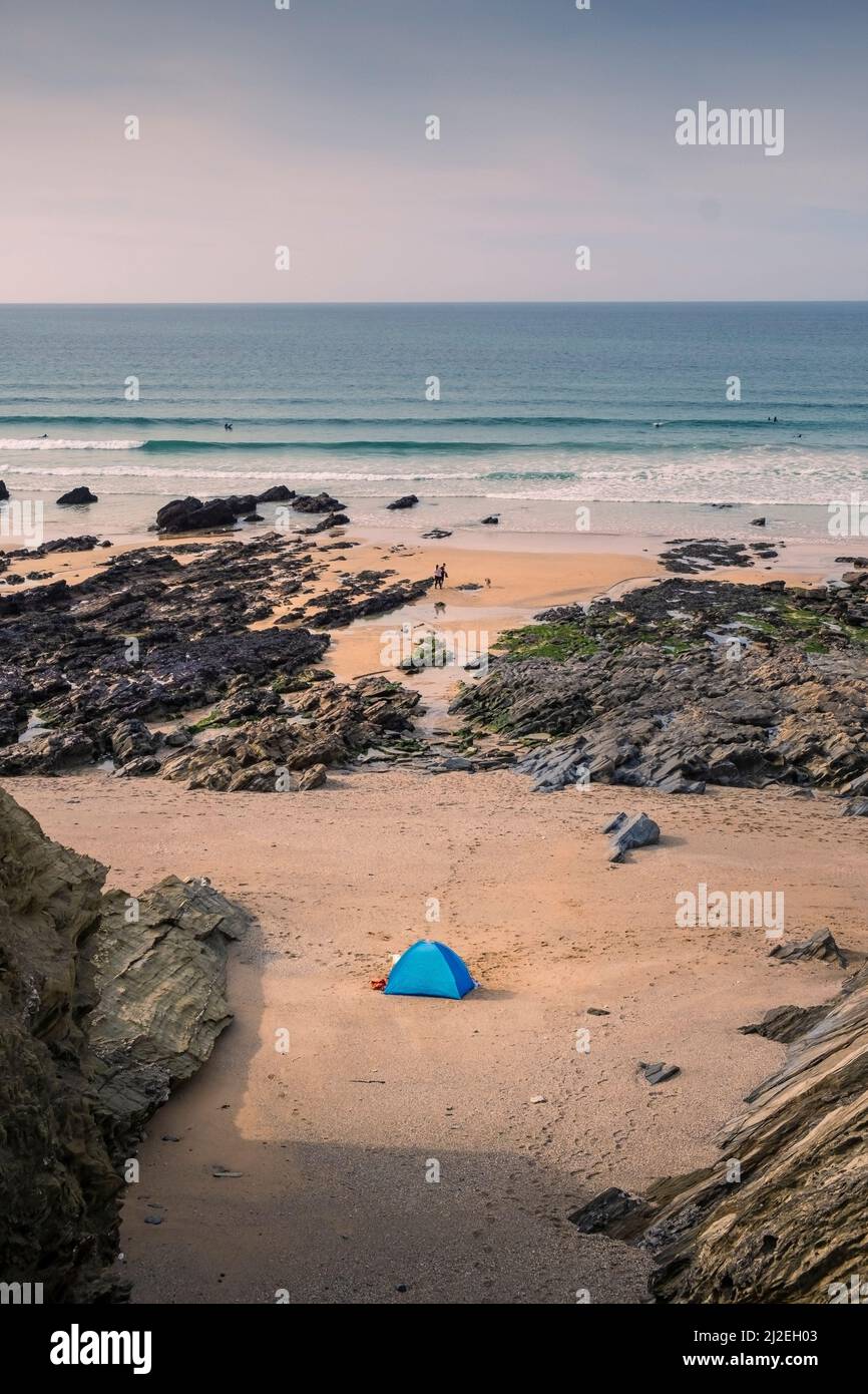 Ein einziger blauer Strandschutz am Strand bei Ebbe bei Little Fistral in Newquay in Cornwall. Stockfoto