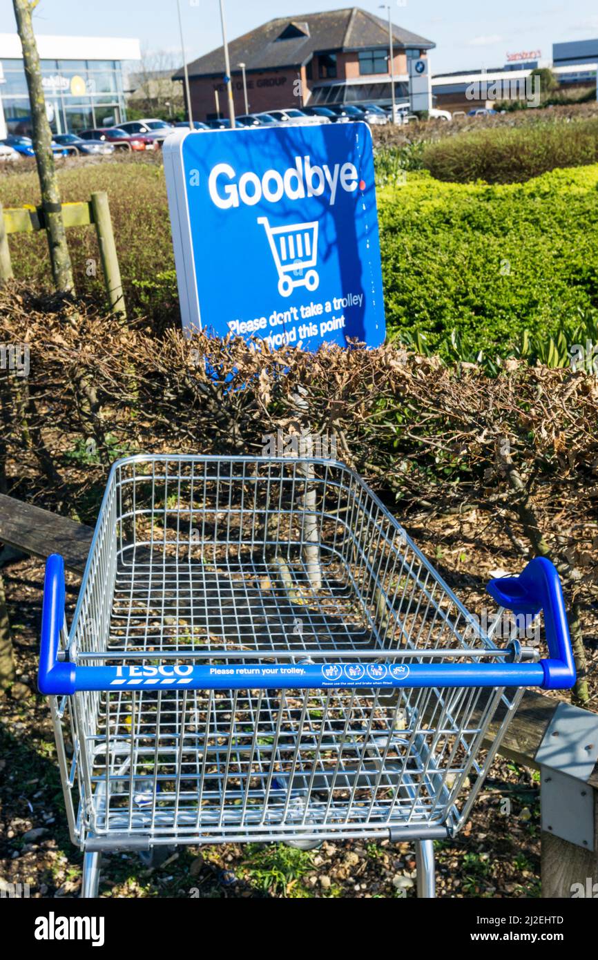 Tesco Supermarkt Trolley am Rande des Supermarktparkplatzes verlassen. Stockfoto