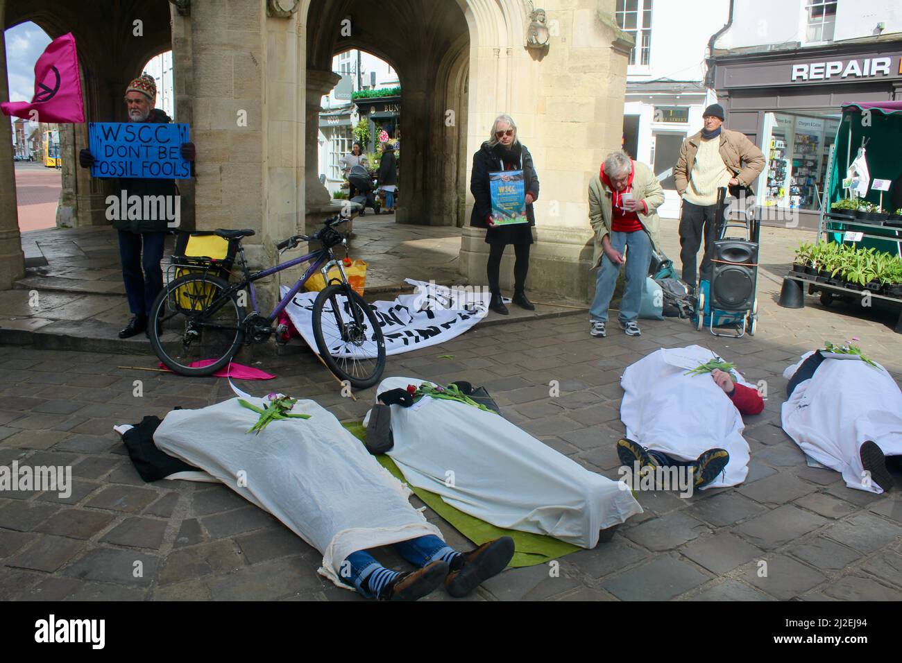 Demonstranten in Chichester, England, kämpfen gegen den Pensionsfonds der Kommunalbehörde, der in die fossile Energiewirtschaft investiert. Online-Petition. Stockfoto