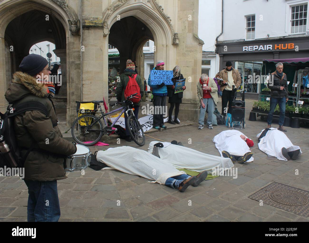 Demonstranten in Chichester, England, kämpfen gegen den Pensionsfonds der Kommunalbehörde, der in die fossile Energiewirtschaft investiert. Online-Petition. Stockfoto