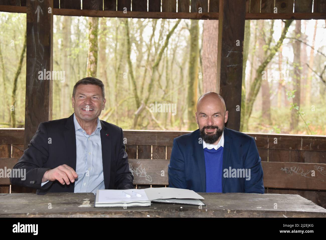 Köln, Deutschland. 31. März 2022. Eurowings-Chef Jens Bischof und Flughafen Köln/Bonn-Chef Thilo Schmid, l-r, starten das gemeinsame Projekt, 6.000 Bäume im Kölner Naturschutzgebiet Königsforst zu Pflanzen. Diese Initiative unterstützt die lokale Wiederaufforstung im Kölner Naturschutzgebiet.Quelle: Horst Galuschka/dpa/Alamy Live News Stockfoto