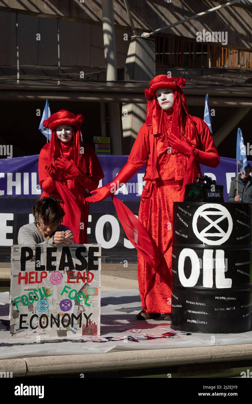 Edinburgh, Schottland, 1. April 2022. Klimaaktivisten vom Aussterben Rebellion protestieren vor dem schottischen Parlament am Tag der Rekordanstiege der Energiepreise in Großbritannien. Aktivisten, von denen einer eine Maske des russischen Präsidenten Wladimir Putin trug, inszenierten vor dem Gebäude einen Ölpest, um gegen die anhaltende Abhängigkeit von fossilen Brennstoffen zu protestieren. Foto: Jeremy Sutton-Hibbert/Alamy Live News. Stockfoto