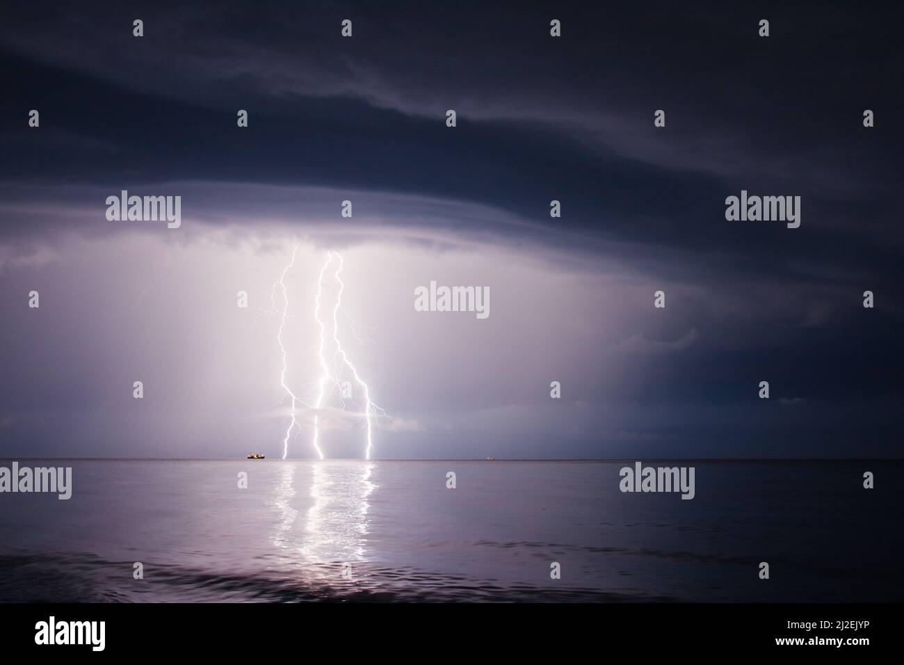 Sommersturm beginnt mit Blitz Stockfoto