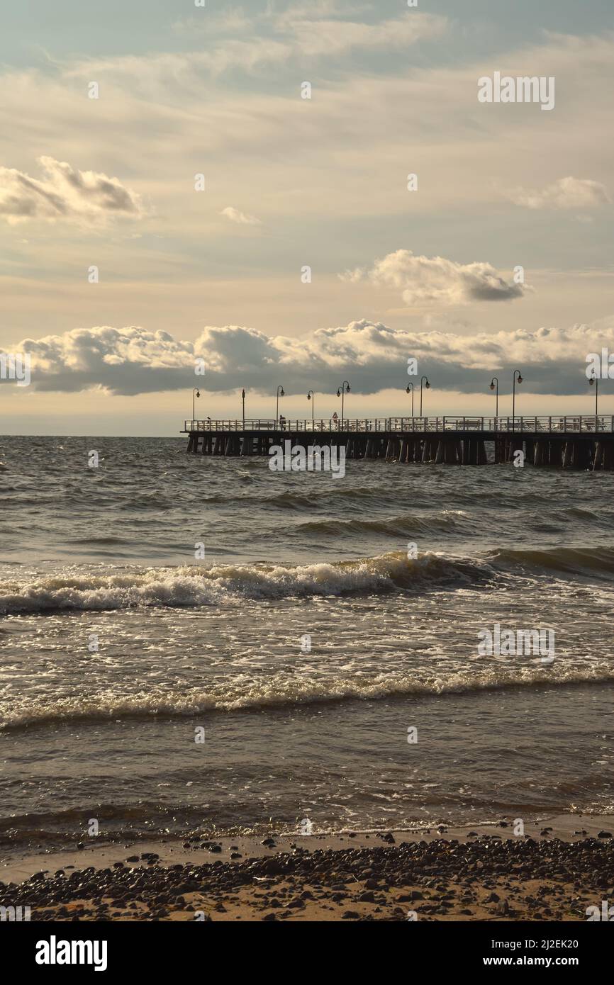 Morgen Küstenlandschaft. Strand mit Blick auf den Pier in Gdynia, Polen. Stockfoto