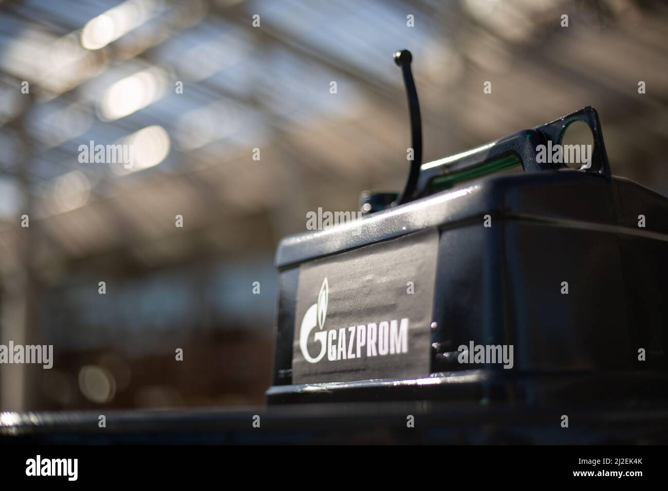Edinburgh, Schottland, 1. April 2022. Klimaaktivisten vom Aussterben Rebellion protestieren vor dem schottischen Parlament am Tag der Rekordanstiege der Energiepreise in Großbritannien. Aktivisten, von denen einer eine Maske des russischen Präsidenten Wladimir Putin trug, inszenierten vor dem Gebäude einen Ölpest, um gegen die anhaltende Abhängigkeit von fossilen Brennstoffen zu protestieren. Foto: Jeremy Sutton-Hibbert/Alamy Live News. Stockfoto