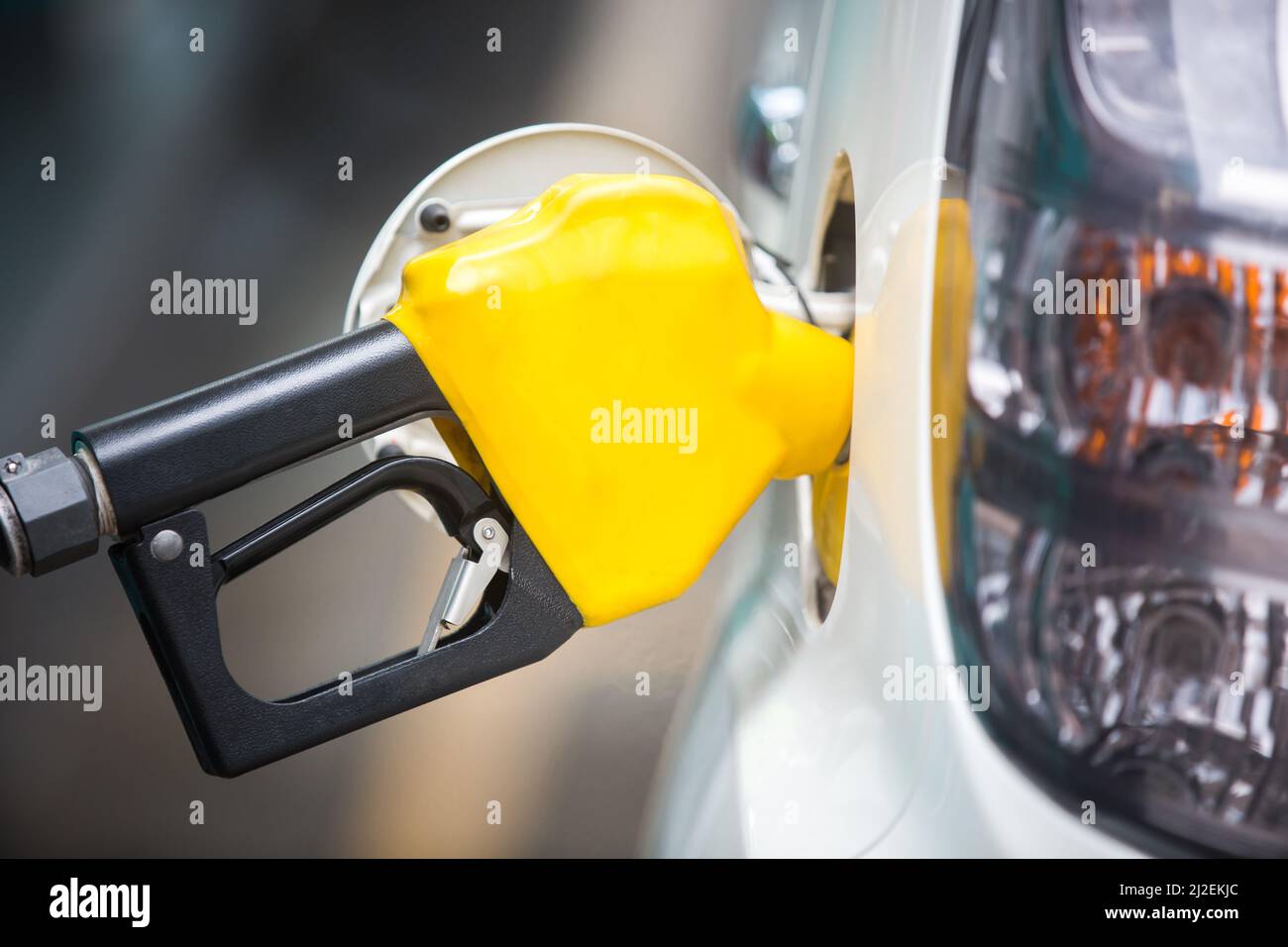 Zapfsäulendüsen an der Tankstelle in einem Service Stockfoto