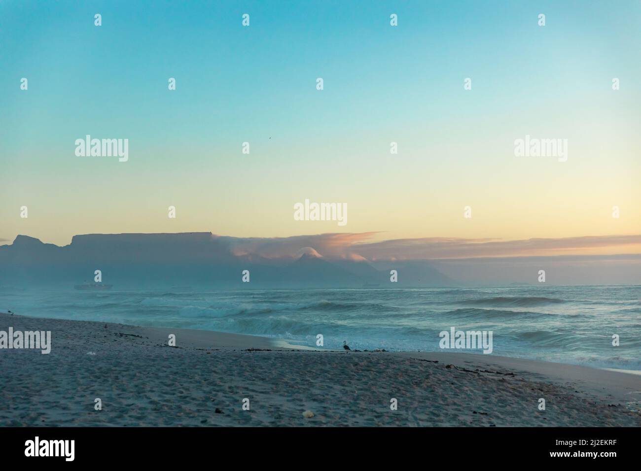 Wunderschöne idyllische Aussicht auf das Meer gegen den blauen Himmel vom Strand aus gesehen Stockfoto