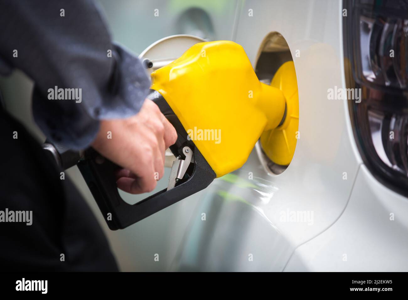 Zapfsäulendüsen an der Tankstelle in einem Service Stockfoto