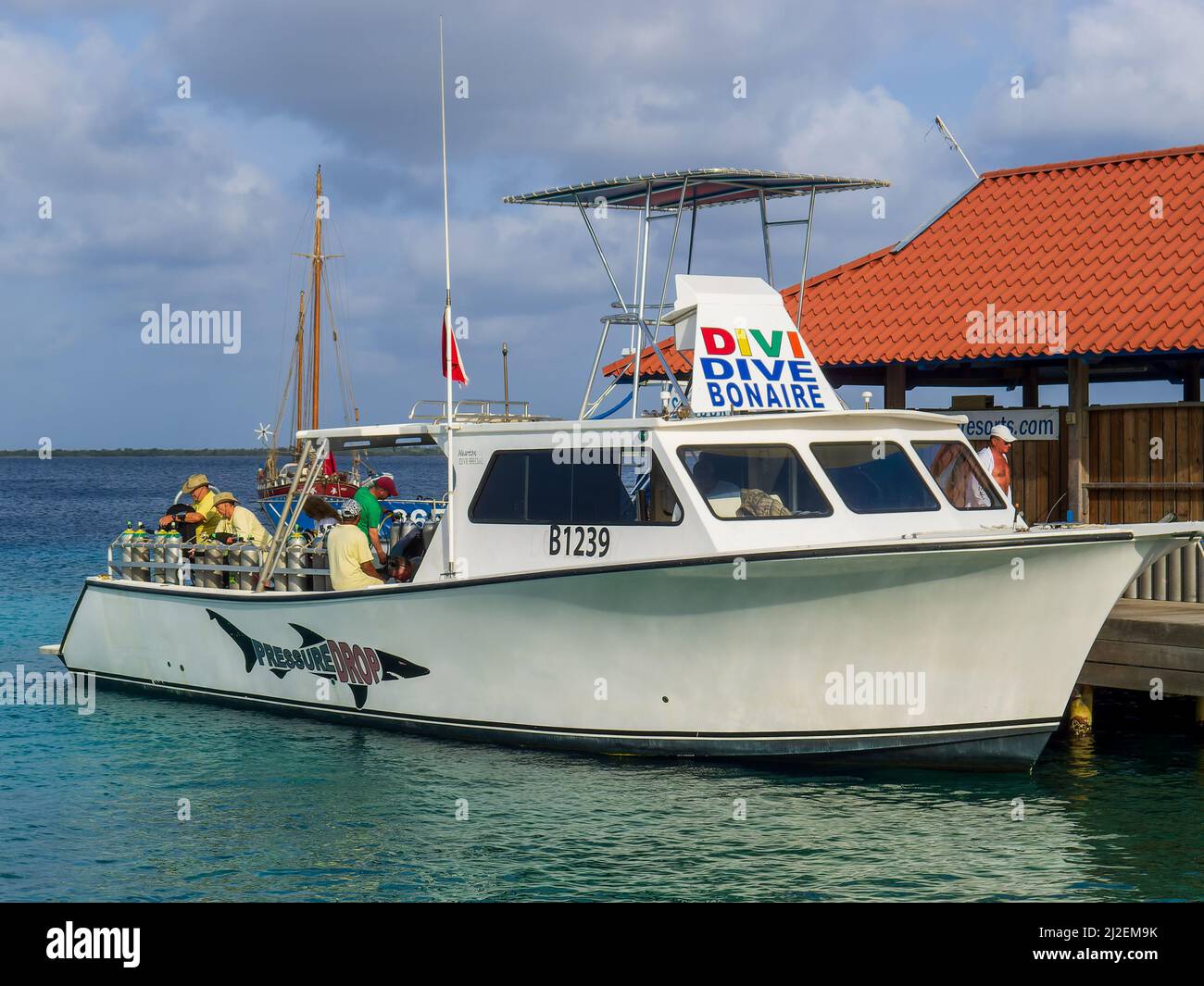 KRALENDIJK BONAIRE - 9. OKTOBER 2013: Tauchboot im Divi Flamingo Beach Resort Stockfoto