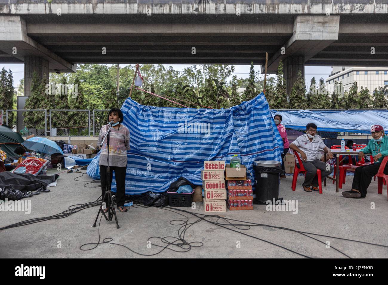 Während des Protestes der Bauern spricht ein Aktivist mit den Demonstranten. Bauern aus ganz Thailand lagerten zwei Monate lang vor dem Finanzministerium in Bangkok. Sie forderten Unterstützung von der Regierung bei der Umstrukturierung ihrer Schulden und der Verbesserung ihrer finanziellen Situation, während der Marktpreis für Reis in den letzten Jahren beständig gesunken ist, der Preis für Düngemittel und Treibstoff weiter steigt, Viele Landwirte werden gezwungen, Kredite aufzunehmen, die sie dann nicht zurückzahlen müssen. (Foto von Ana Norman Bermudez/SOPA Images/Sipa USA) Stockfoto