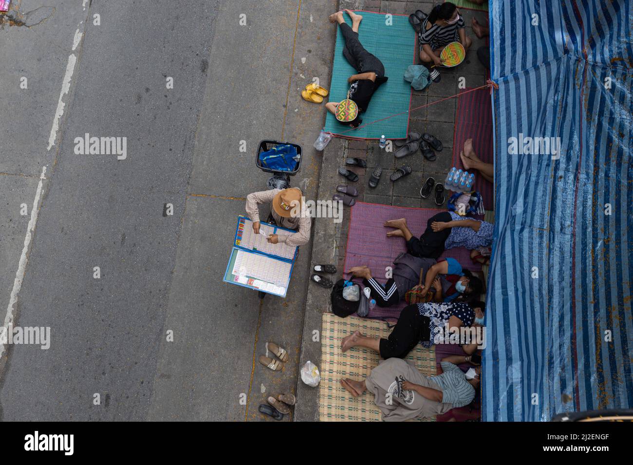 Aus der Vogelperspektive gesehen, wie die Menschen während der Proteste der Bauern in Bangkok schlafen. Bauern aus ganz Thailand lagerten zwei Monate lang vor dem Finanzministerium in Bangkok. Sie forderten Unterstützung von der Regierung bei der Umstrukturierung ihrer Schulden und der Verbesserung ihrer finanziellen Situation, während der Marktpreis für Reis in den letzten Jahren beständig gesunken ist, der Preis für Düngemittel und Treibstoff weiter steigt, Viele Landwirte werden gezwungen, Kredite aufzunehmen, die sie dann nicht zurückzahlen müssen. (Foto von Ana Norman Bermudez/SOPA Images/Sipa USA) Stockfoto