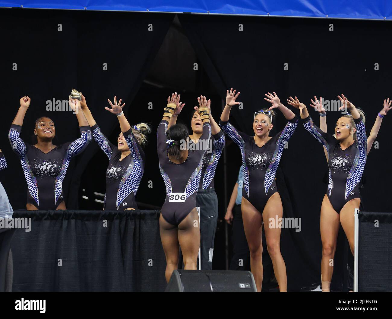 31. März 2022: Das Utah State Gymnastik-Team gratuliert Brie Clark nach ihrer Bodenperformance bei der Session 2 des NCAA Women's Gymnastics Norman Regional im Lloyd Noble Center in Norman, OK. (Foto von : Stockfoto