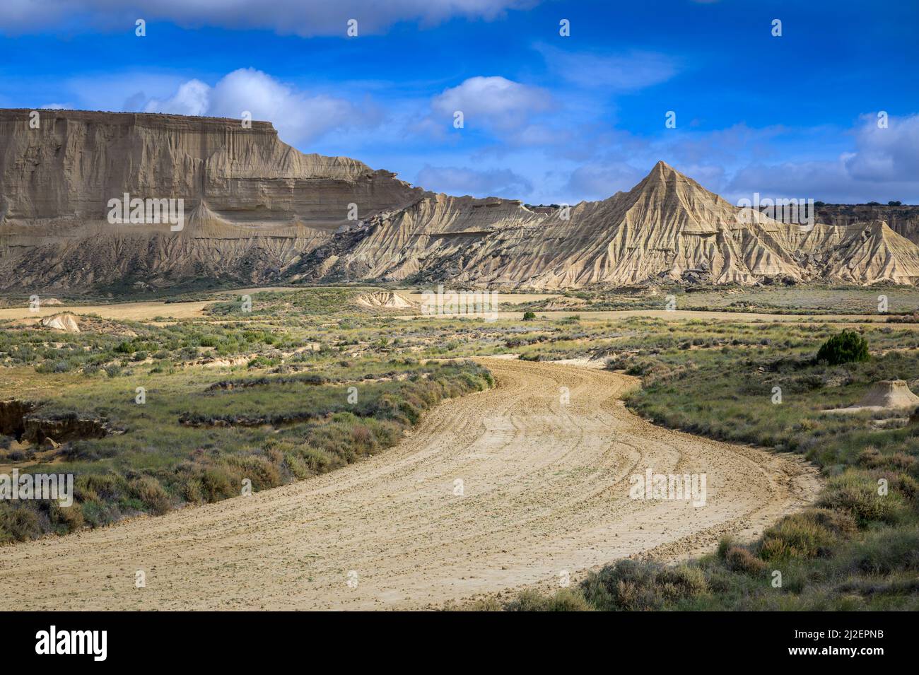 Wüstenlandschaft mit Ackerland vor, Bardenas reales Nationalpark, Navarro, Spanien. Stockfoto