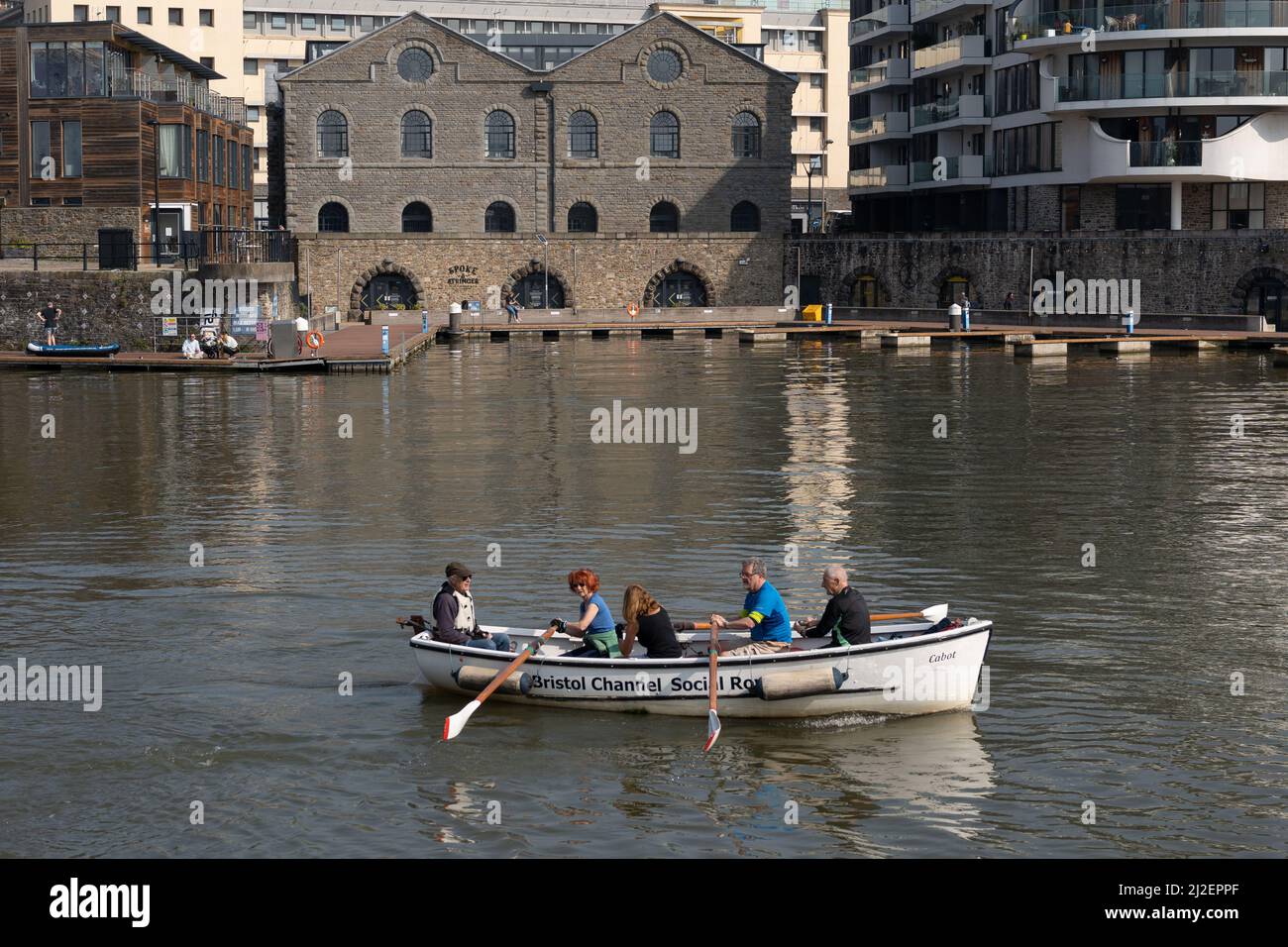 Leute in einem Ruderboot im Hafen in Bristol, Großbritannien. Stockfoto