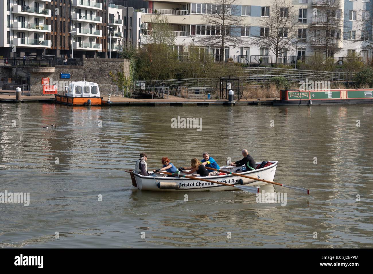 Leute in einem Ruderboot im Hafen in Bristol, Großbritannien. Stockfoto