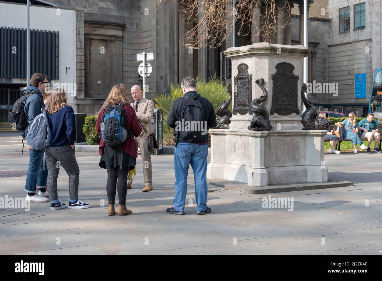 Bristol, Großbritannien. Vortrag auf leerem Sockel des transatlantischen Sklavenhändlers Edward Colston, nachdem die Statue bei einem Protest gegen Black Lives Matter gestürzt wurde. Stockfoto