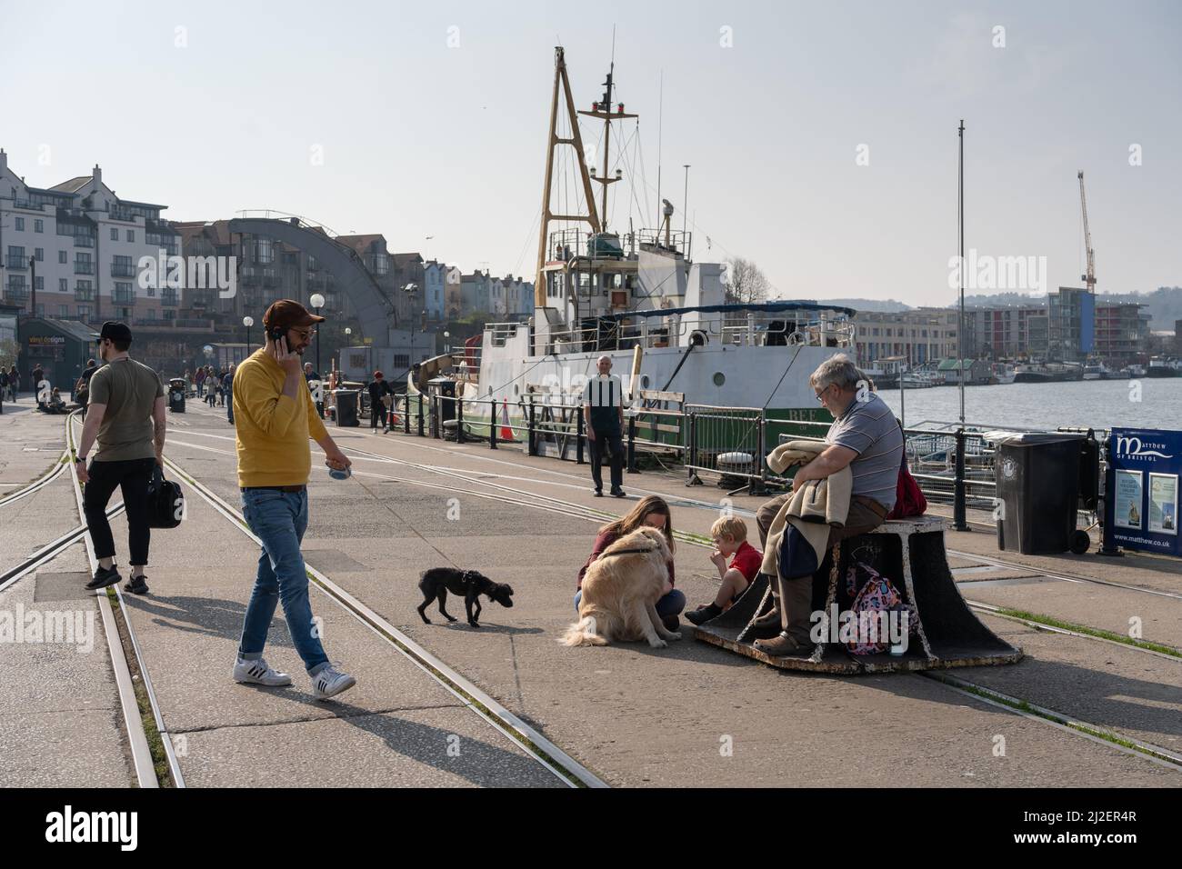 Leute verbringen an einem sonnigen Tag Freizeit im Hafen. Bristol, Großbritannien. Stockfoto