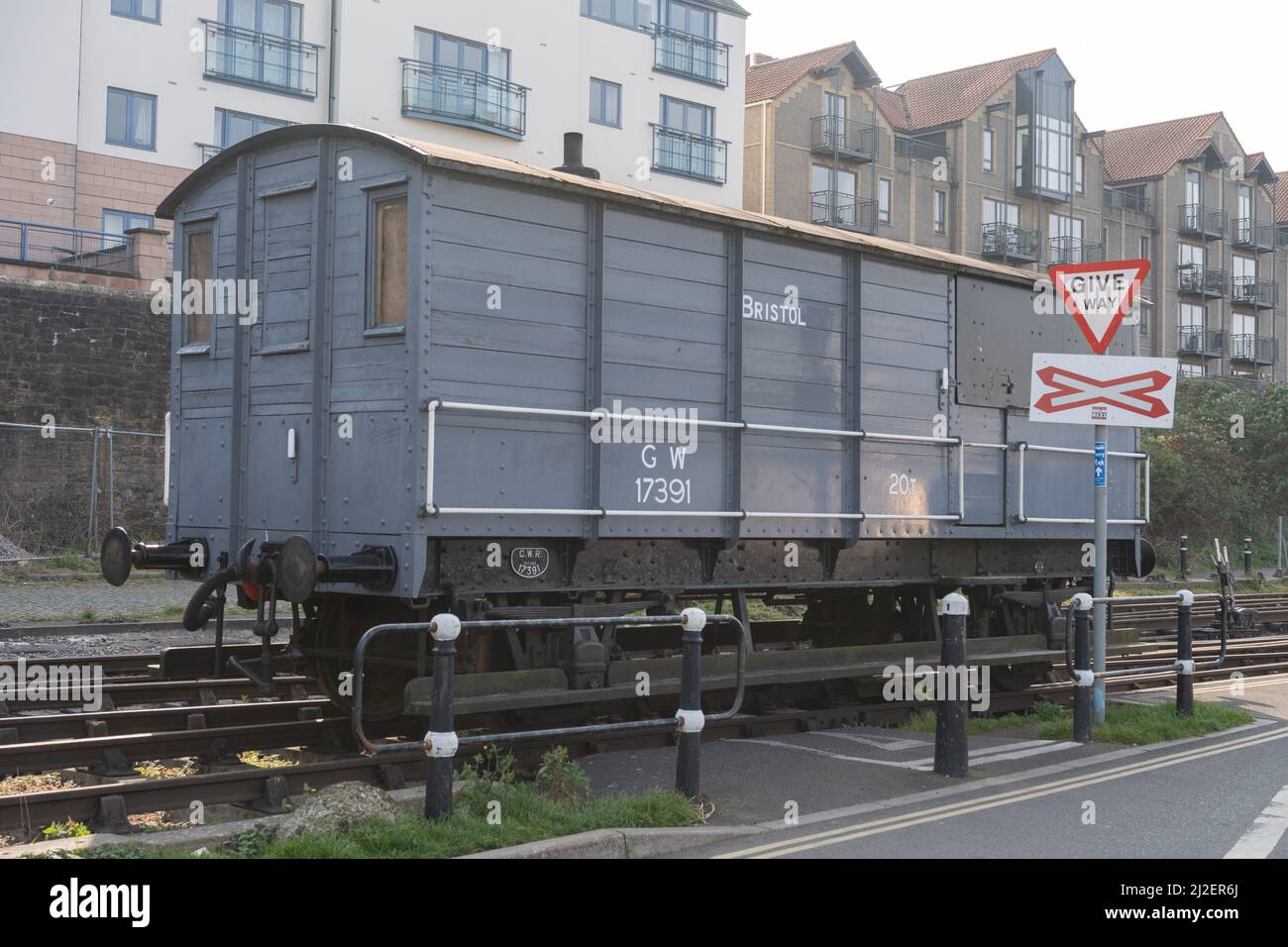 Ein alter Frachttransport auf den Eisenbahnstrecken am Hafen in Bristol, Großbritannien. Stockfoto