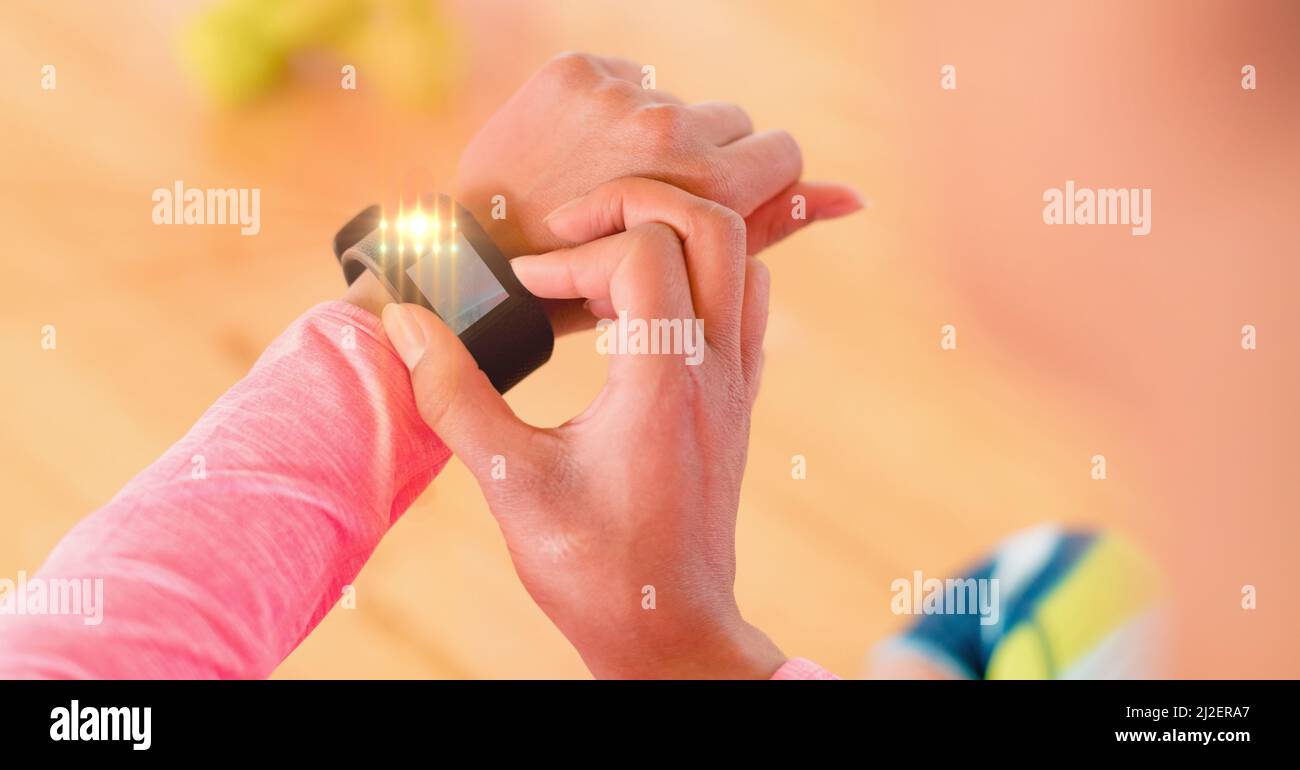 Lichtfleck gegen Nahaufnahme einer Person, die eine Smartwatch verwendet Stockfoto