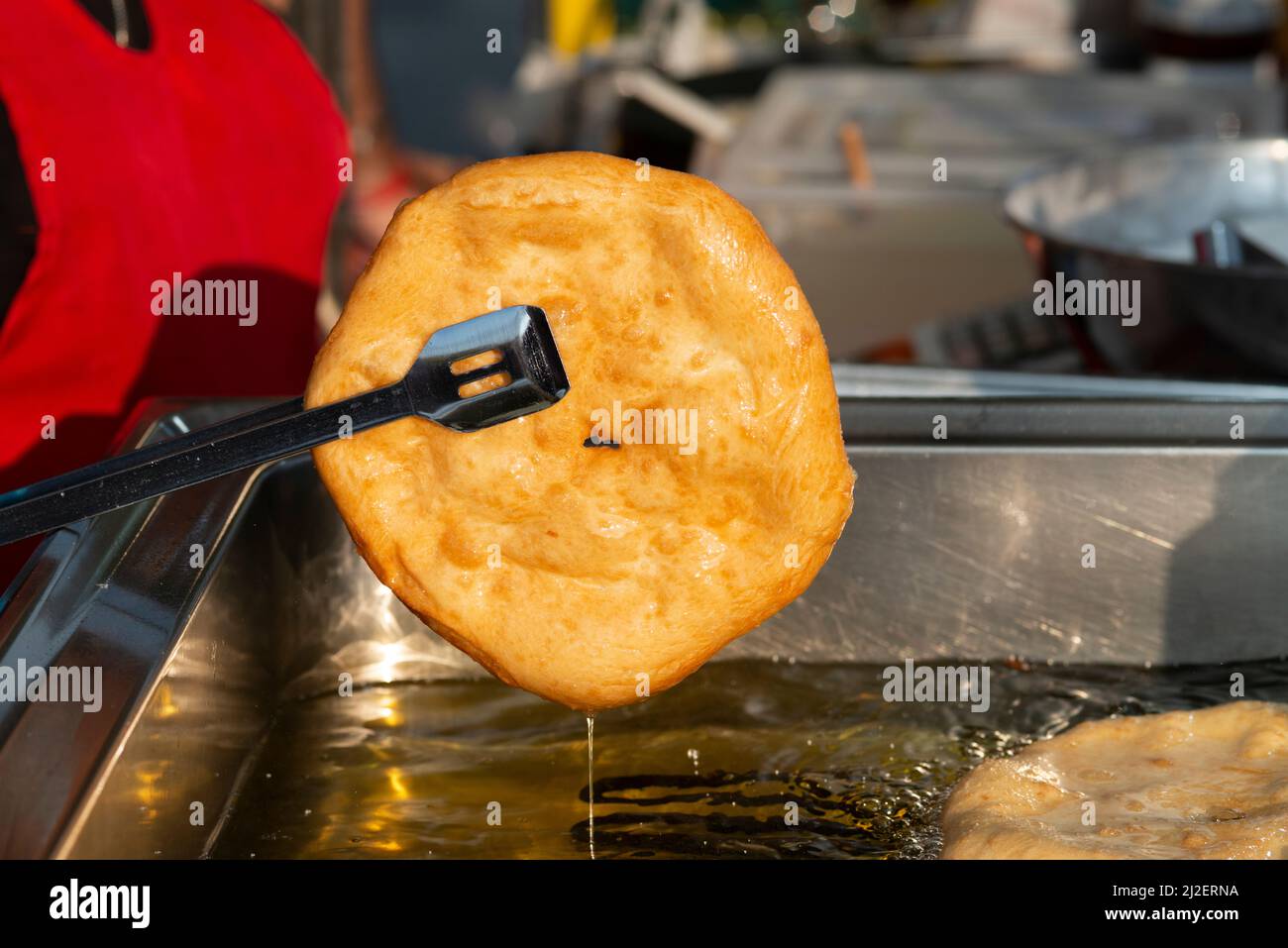 Taly, Lombardei, Streetfood, Kochen von Frittern, die in kochendes Öl getaucht sind Stockfoto
