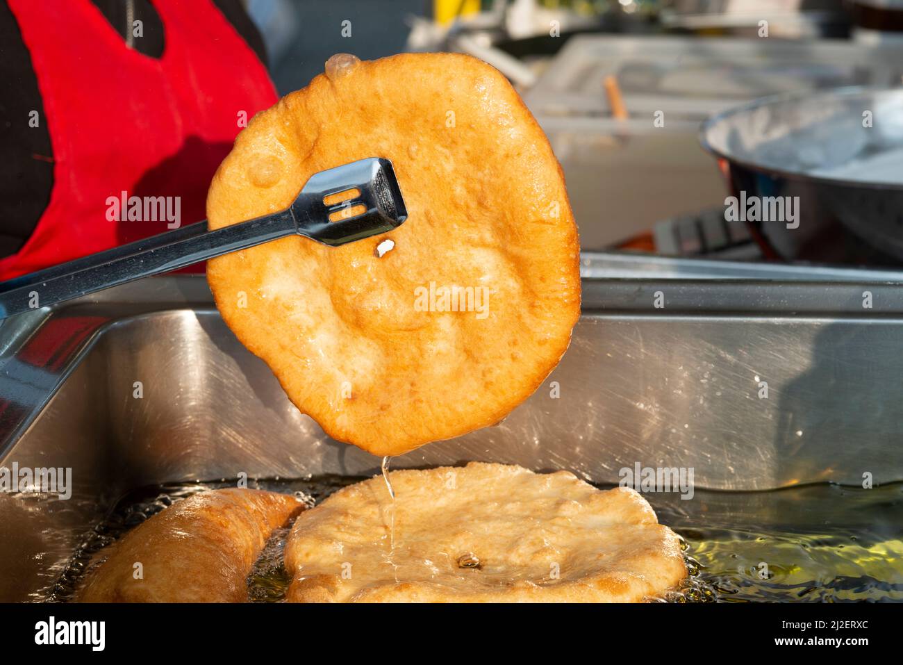Taly, Lombardei, Streetfood, Kochen von Frittern, die in kochendes Öl getaucht sind Stockfoto