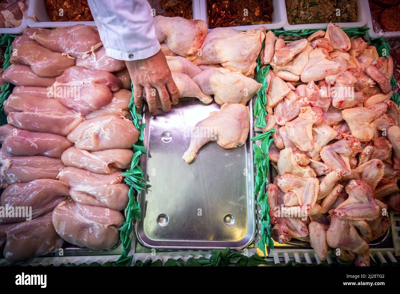 2022-04-01 11:08:45 AMSTERDAM - ein islamischer Metzger bei der Arbeit in einem Metzgerladen. Der Ramadan beginnt an diesem Wochenende für die weltweite muslimische Gemeinschaft und die islamische Gemeinschaft in den Niederlanden kann sich den höheren Preisen für Sonnenblumenöl, Mehl und Honig nicht entziehen. ANP RAMON VAN FLYMEN niederlande Out - belgien Out Stockfoto