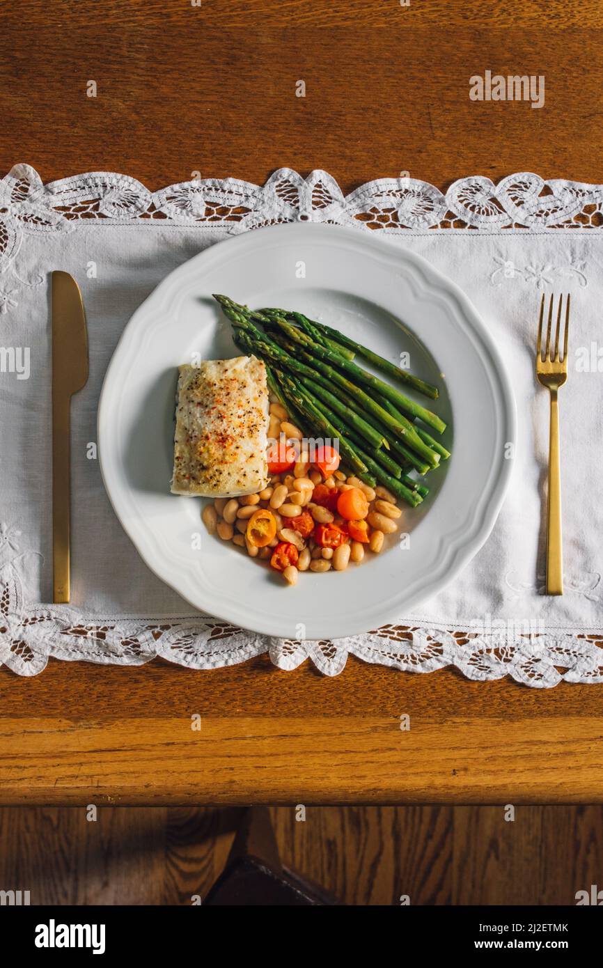 Gegrillter Fisch mit Gemüse Abendessen Spargel weiße Bohnen Tomaten auf ...