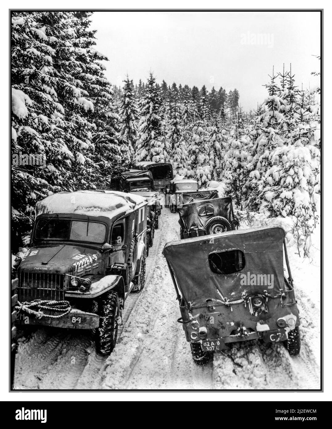 WW2 Battle of the Bulge Winter amerikanische Infanterie-Fahrzeuge, die in tiefen Winterschneebänken auf einer schmalen Straße stecken, halten den Militärverkehr in den Wäldern von Wallerode, Belgien, auf. 87. Inf. Div 30. Januar 1945. (Armee) Zweiten Weltkrieg Stockfoto