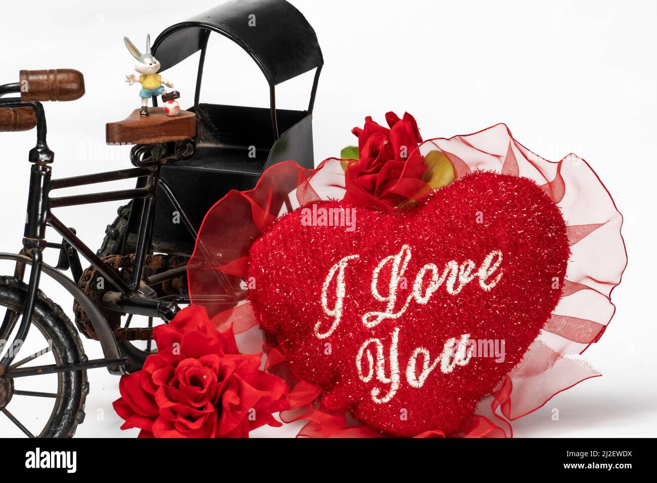 Auf Dreirad Sitzkaninchen mit Fußball, Herzen in I Love You Text, Red Ross Stockfoto