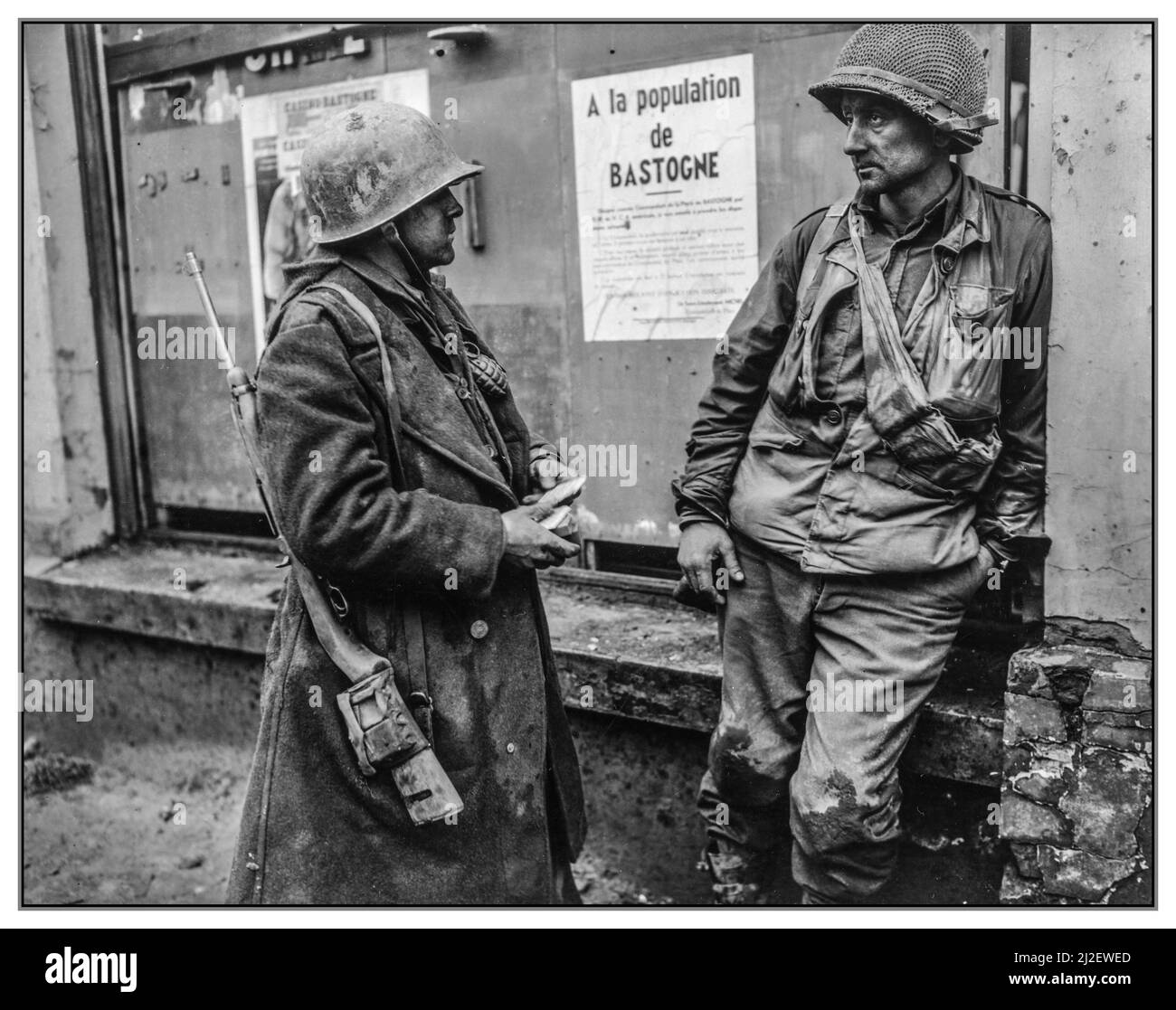 SCHLACHT DER AUSBUCHTUNG des 2. Weltkriegs amerikanische Soldaten Infanteristen in Bastogne, Belgien. Kämpfen Sie gegen müde Infanteristen. Die Infanteristen der US-amerikanischen Gi-Armee des 110. Regt., 28. Div., 1. US-Armee nach dem deutschen Durchbruch in diesem Gebiet. Der Feind überrannte ihr Bataillon. (L-R) Pvt. Adam H. Davis und T/S Milford A. Sillars. Dezember 1944 Bastogne Belgien Stockfoto